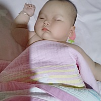 😭我的小布林居然感冒了，因为感冒又导致恶心呕吐，俩女儿都是一四个月就感冒，我真的不适合带孩子
