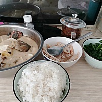月子餐，早上青菜肉粥或者面条加一个蛋壳鸡蛋，中午晚上都是一个荤菜一个青菜一个素菜加一碗满满的饭，...