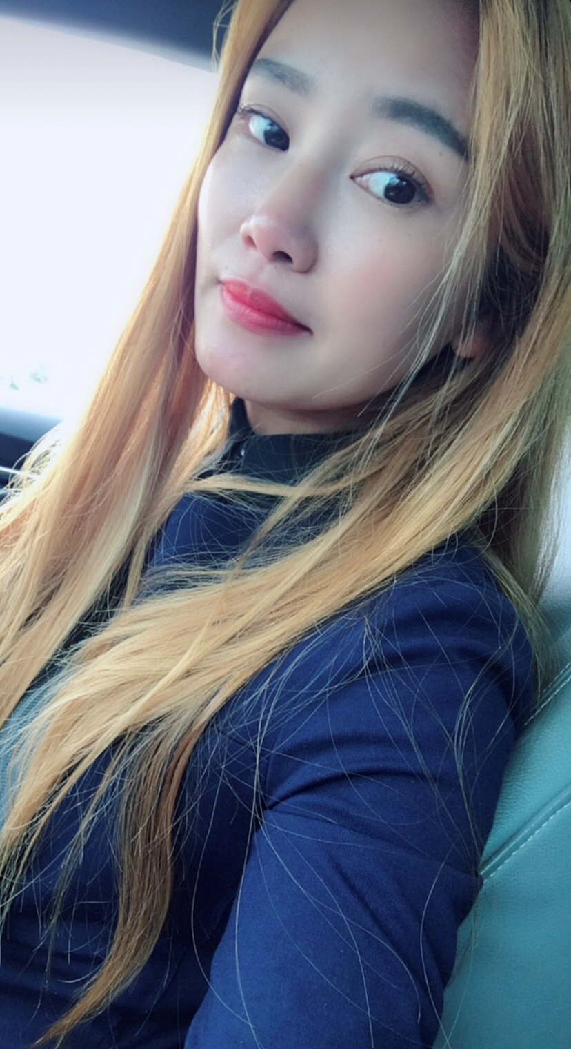 这个萌妹子把我弄得一天像个疯子……经常这样披头散发的出门😤😤