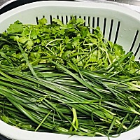 上次做的两面煎的韭菜盒子老公不喜欢，就爱吃老家做的这种单面煎的，好吧，是好吃😋，可能是小时候吃...