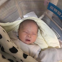 怀孕正好四十周，也就是10月月29号的晚上，肚子开始一阵一阵的疼，刚开始不是很疼想来大姨妈的那种感觉...