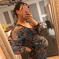 娃刚醒喝完奶 娃在肚子里的时候大家都说看身型 怀的肯定是男孩 我一直都觉得是女孩👧 果然生下来是个...