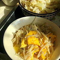 阿姨已不可救药 早上两个白煮蛋还加了鸡蛋饼 还帮我爱吃的青菜里面加蘑菇😠 中午又来鸡蛋，还稀奇古怪...