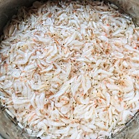 牺牲了午睡的时间，给胖丫做了天然补钙佳品--虾皮粉！上次做的都被别人要去了 🤣 这次买的淡干虾皮品...