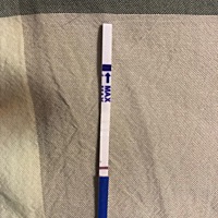 晨尿用试纸测了隐约觉得有灰印，上午又买了验孕棒，一分钟内看到了灰印，但是放了一会儿就深了一些，这...