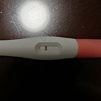 离月经还有四天。晚上想了想应该不会测出来。但是忍不住。刚开始是白板。好大一会儿拿起来一看好像有个灰印