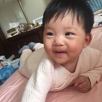 给她一个手指头拉着自己就能翻身了，翻完开心的笑了😄