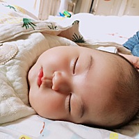 从备孕开始就天天吃燕窝一直到现在还吃的，小汉堡皮肤还很好的，虽然他爸妈皮肤都好😎应该没有白...