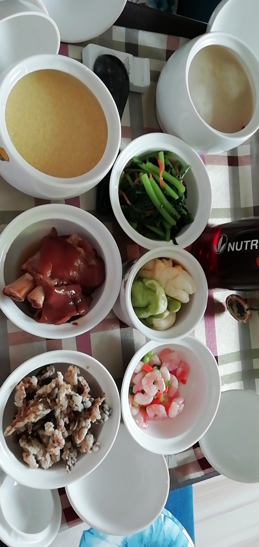 虾仁，猪蹄，软炸鲜蘑，茼蒿，蔬菜包