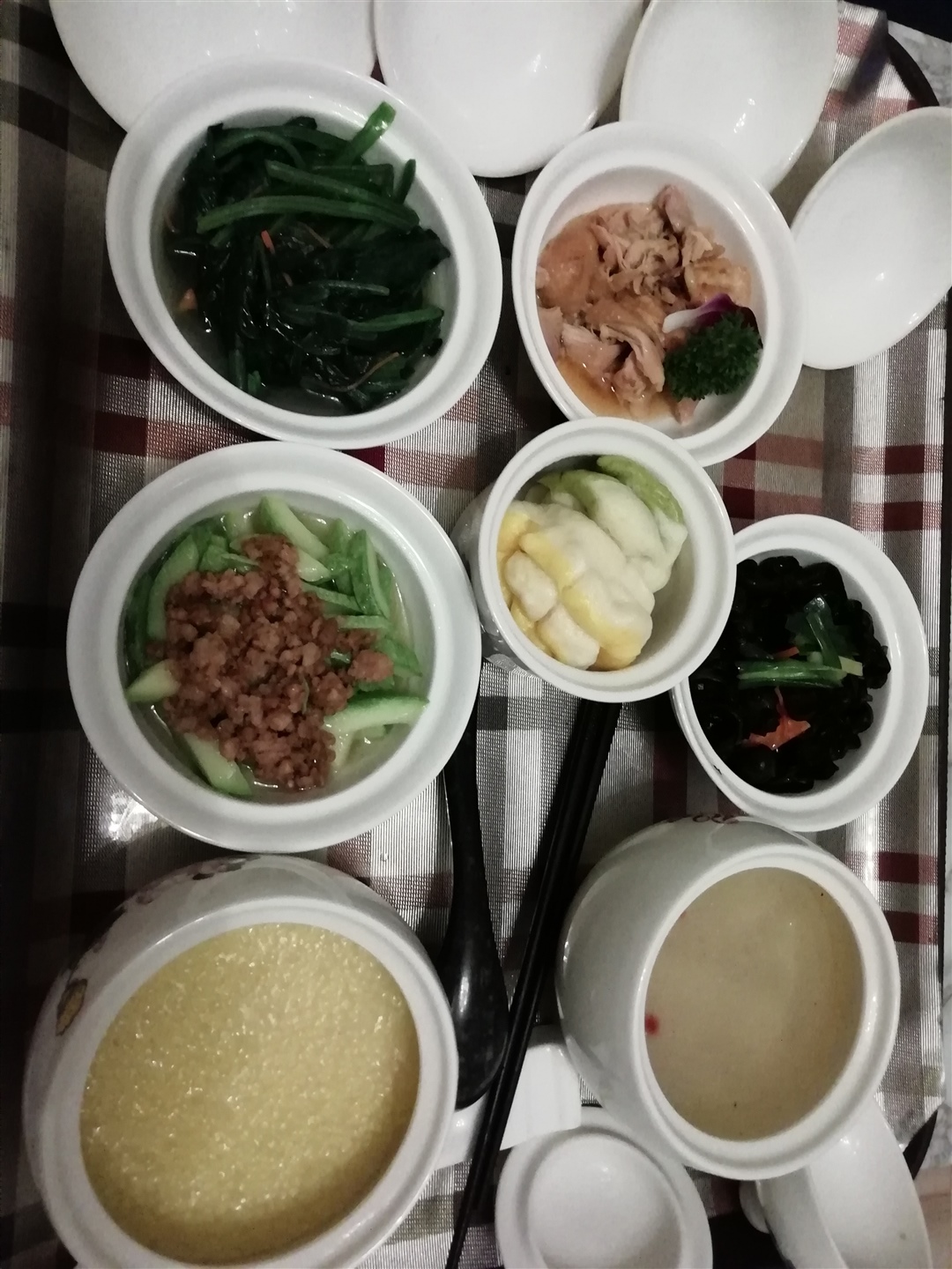 菠菜，鸡肉。肉沫西葫芦，木耳，鱼丸冬瓜汤