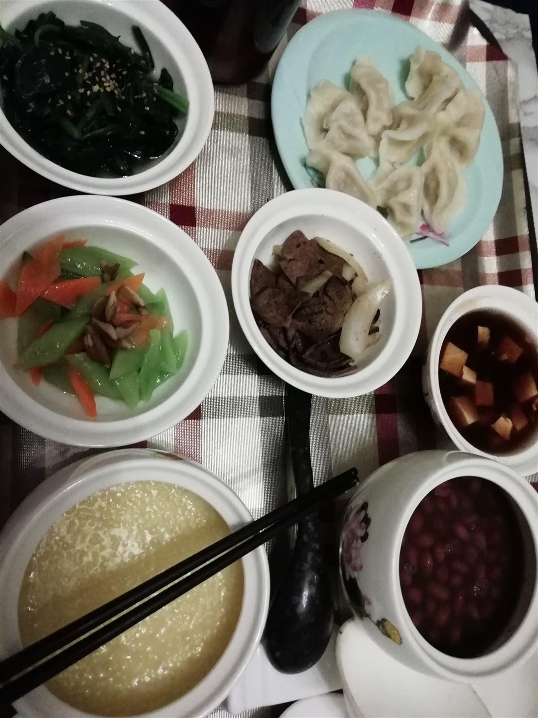 猪肝，下奶汤，捏骨缝的饺子，菠菜，红豆大枣花生