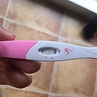 早上测出来有浅浅的印子，但是这个验孕棒好像错位了！怎么回事！不会是炸糊吧！