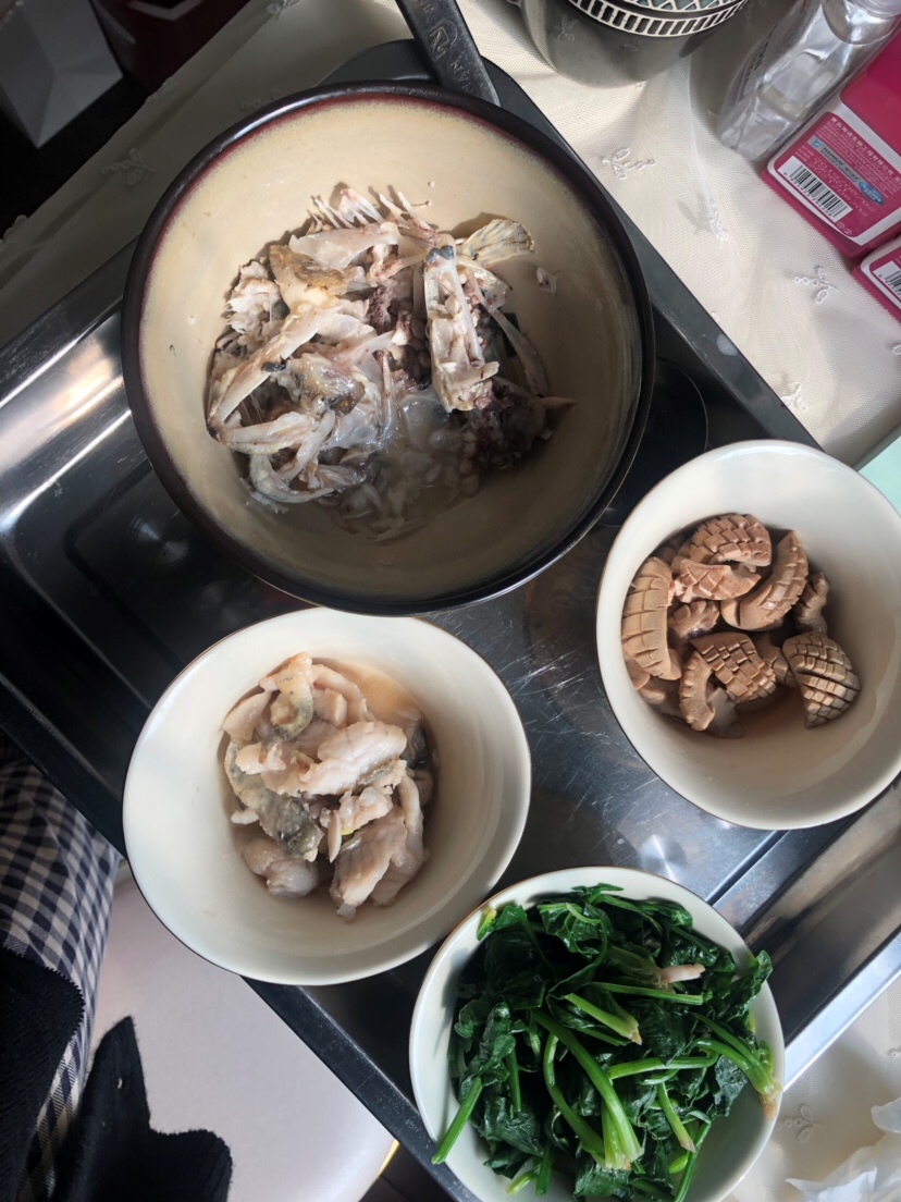 这是今天中午的鲑鱼，骨头煲汤，鱼片炒来吃，汤被我喝干了，骨头上的肉也鲜，都吃了