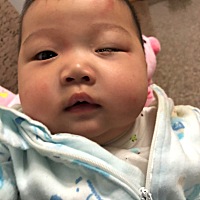 宝宝六个半月，早上起来眼睁不开，都是眼屎，带点肿，有宝妈碰到过类似问题吗？该怎么办？