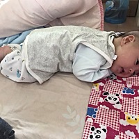 😣昨天去预防针那、好几个宝宝也是两个月大 人家都竖抱了 可六了、我家练抬头还在啃床单！竖抱还软趴...