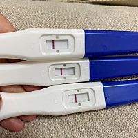 最底下那个是今早刚起床测的，上面两个是昨晚9点多测的！刚测的时候只有一条红印，但是过了一分钟有点浅...