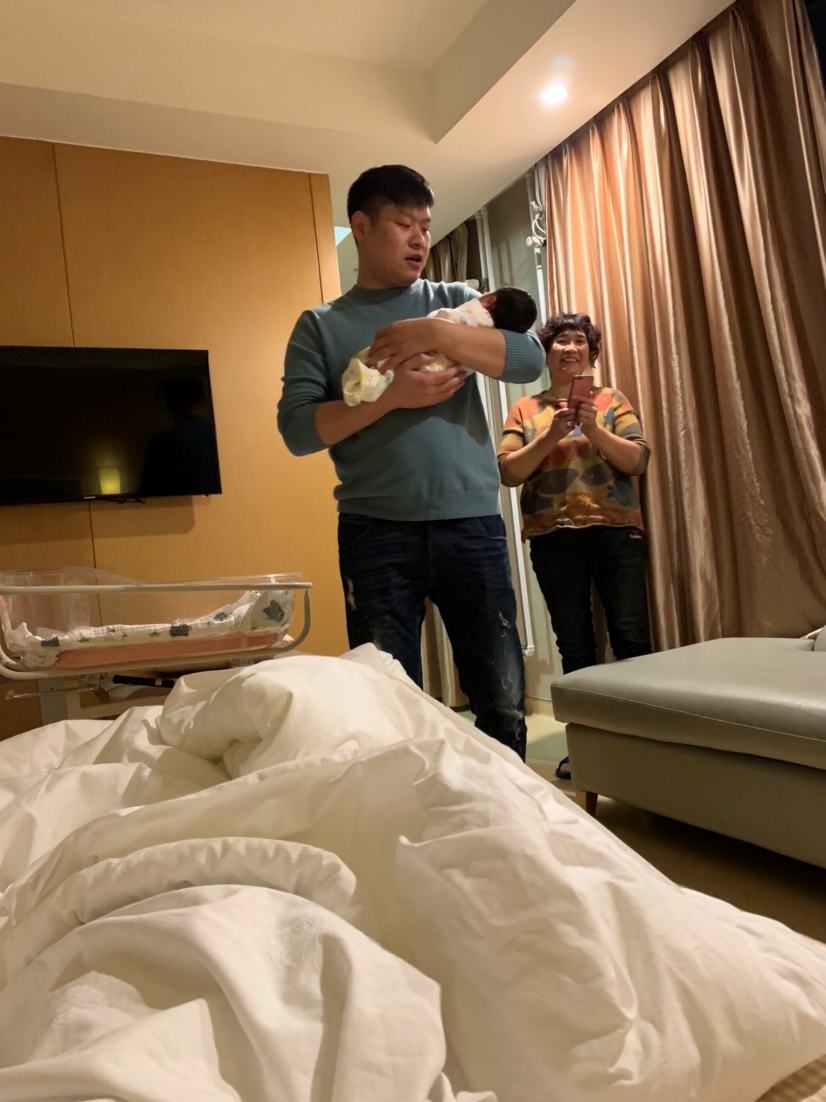 第二天就开始抱娃了 寸步不离