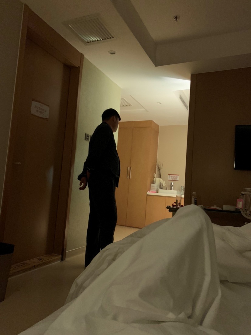 晚上月嫂带娃，他没事就去偷看一下他大姑娘，心细得很。