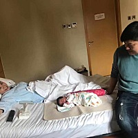 记得生产前一天打催产针，后来有反应宫缩疼的我浑身发抖，嫂子问我你后悔生孩子不，我说不后悔，嫂子又...