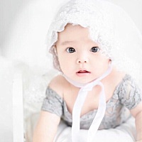 1、顺产妈妈在产后可以马上进食，食物要清淡容易消化，富含水分，以半流食和软食为主，选择面条、馄钝、...