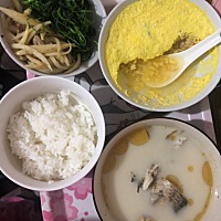 婆婆烧的月子餐，原本一天6顿现在终于半夜一顿不用吃了，味道是真的淡，还一个劲让我全吃完喝完，昨天的...