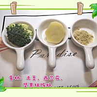 😋宝宝餐🍒 奶香蔬菜泥 月龄：7M+宝宝营养 需要的食材：土豆，西兰花，配方奶，核桃油，坚果拌...