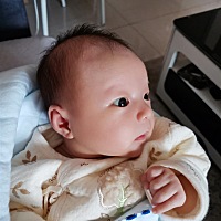 生的娃太聪明，老是要让我抱，还要散步走的那种。我月子肯定是没坐好了，躺的比较少，现在给宝宝洗澡涂...