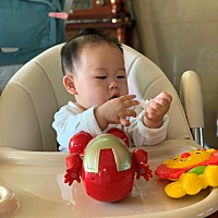 农历七个月啦，家里一个角落都是小子的座驾，还有一个汽车安全座椅在车里😄
