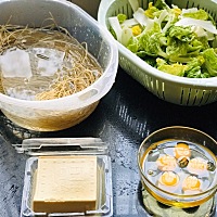晚上包了赵先生最爱吃的素饺子 粉丝、白菜、鸡蛋、豆腐，葱姜，没有油渣很可惜，虽然放了猪油，还是感觉...