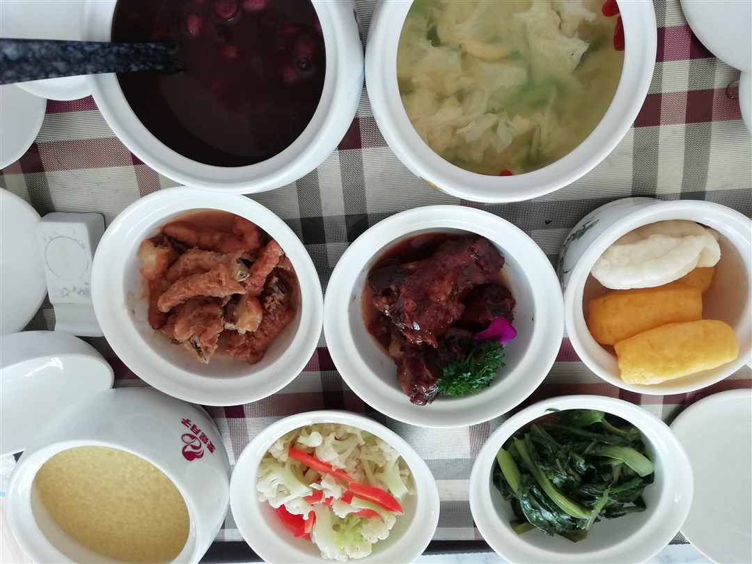 排骨，鸡爪子，小白菜