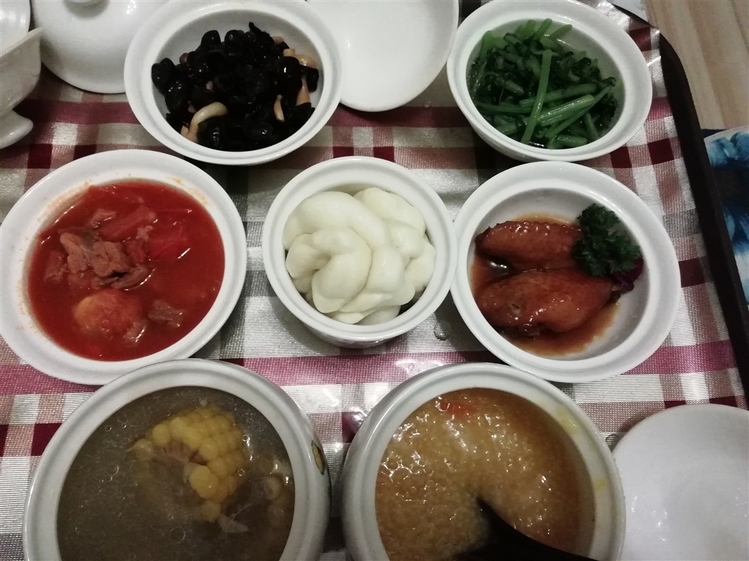 木耳香菇，茼蒿，牛肉柿子，红烧鸡翅，鸡肉玉米汤，南瓜粥