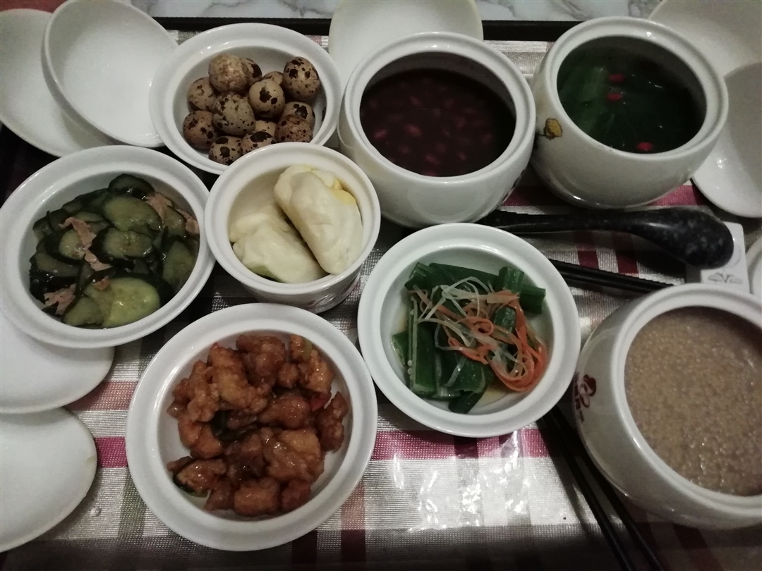 熘肉段，秋葵，黄瓜。鹌鹑蛋