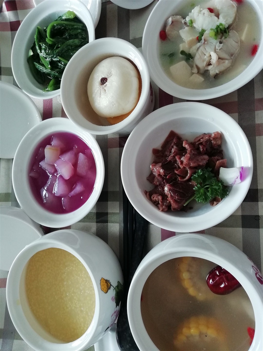 护心肉，蓝莓萝卜，油麦菜，明太鱼炖豆腐，豆沙包