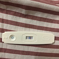 想问一下这种情况是不是真的中奖了，月经推迟18天了，前几天用其它牌子的验孕棒验显示一条杠，今天晚上...