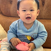 小子越大越精了，这两晚都不肯自己睡小床，一放小床就左滚右滚的哭闹，一会给奶，一会给水怎么哄也...