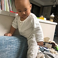 我家宝宝5个月就会站了，现在7个半月都会挪动了，我感觉10个月不到应该会走了