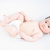 传统观念里的「坐月子」，家里老人说月子里不能刷牙、洗头、洗澡，甚至大夏天里也得穿着厚衣服待在屋子...