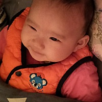 我这宝宝伸舌头好频繁，只要是醒着，就动不动伸舌头