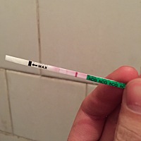 请问大家，月经推迟了2天！昨天就开始胸部疼，今天感觉发涨好涨，百度上说一般6周后才会胸涨，没这么快...