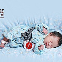 怀孕的时候十个有九个说我是怀的是个男孩，生的痛苦不敢回想，无痛真的是个好东西，像我这么能忍疼的人...