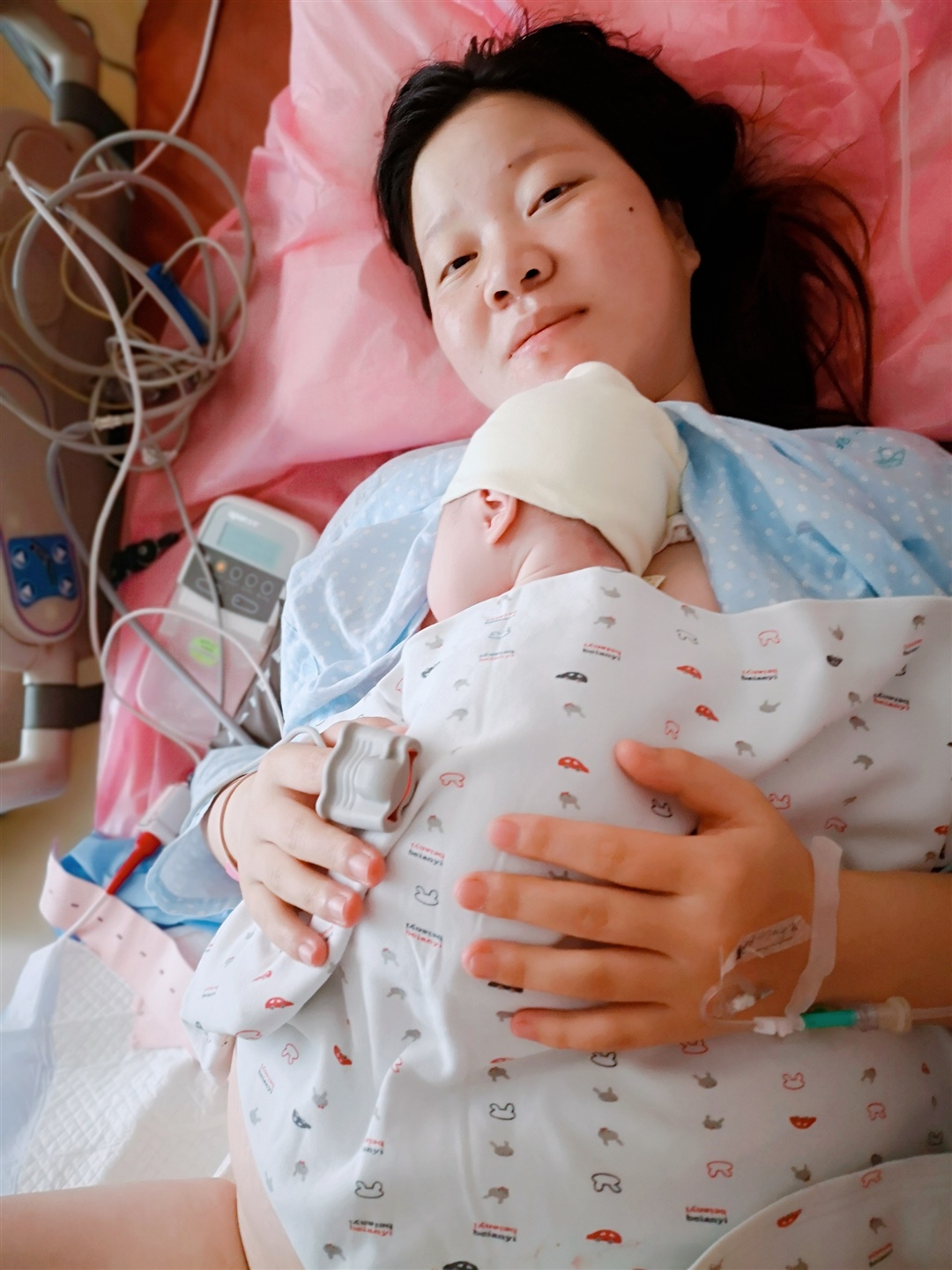 这是在产房刚刚生出来被医生洗好澡放在我胸前的幼崽