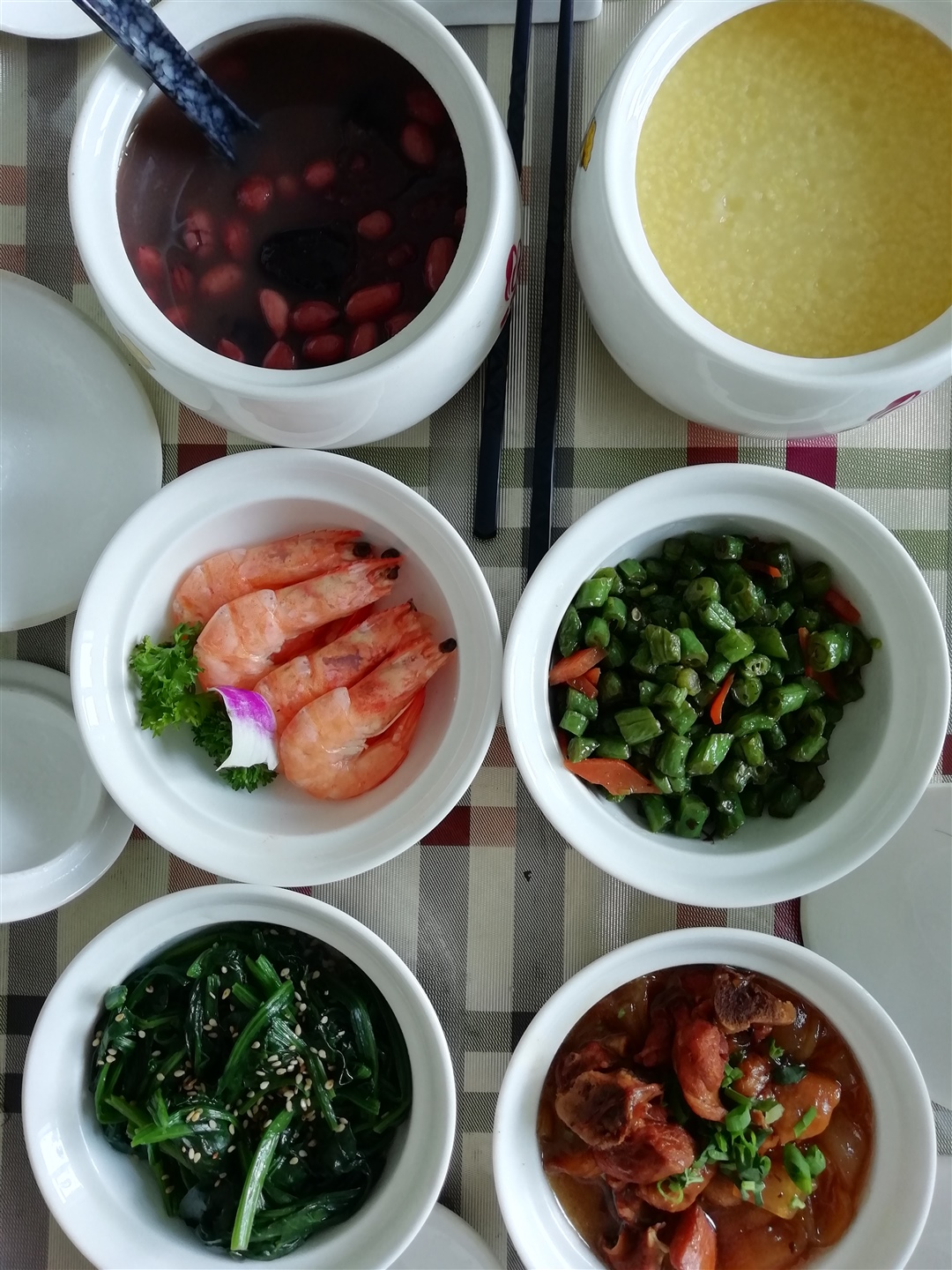 红豆大枣花生汤，水煮虾，豆角，菠菜，鸡肉粉条