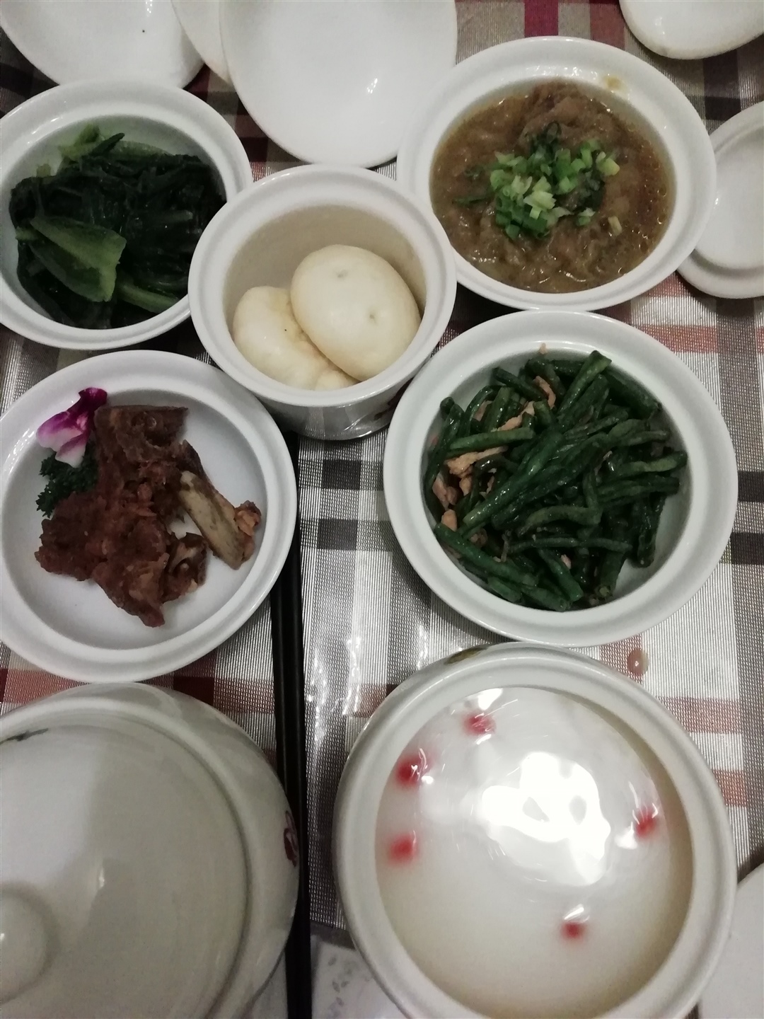 油麦菜，茄子，脊骨，肉炒江豆，牛奶木瓜汤