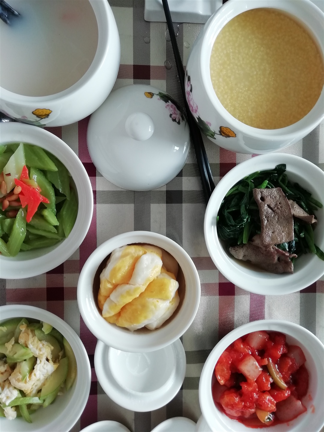 牛奶木瓜汤，猪肝菠菜，虾仁咕咾肉，松仁西芹，鸡蛋角瓜