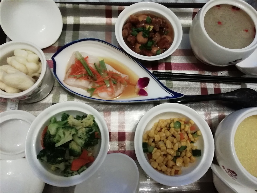 清蒸巴沙鱼，五花肉闷蛋，甜玉米，西兰花