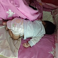 本来是左侧睡着呢，后来我看以为她是转身右边睡去了，总看着感觉不对，被子掀开一看她自己趴着睡了😂...