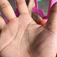 #手相面相看相算命# 感情线在无名指的下方有明显的中断，感情线上还有向下走的分叉，表是说恋爱路不是特...