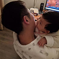 papa，快把脸转过来给你的小宝贝亲一下💖