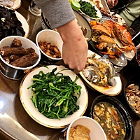今天下楼吃饭 都是我爱吃的 只能默默的看 老公让我只管吃点 夹了一块蟹黄 还是忍了下来 好心酸😔