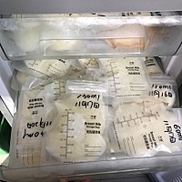 冰箱都存满了存不下了 老公说丢掉 但是好可惜哦 都是我辛辛苦苦吸出来的 但是放着的话会越来越多……